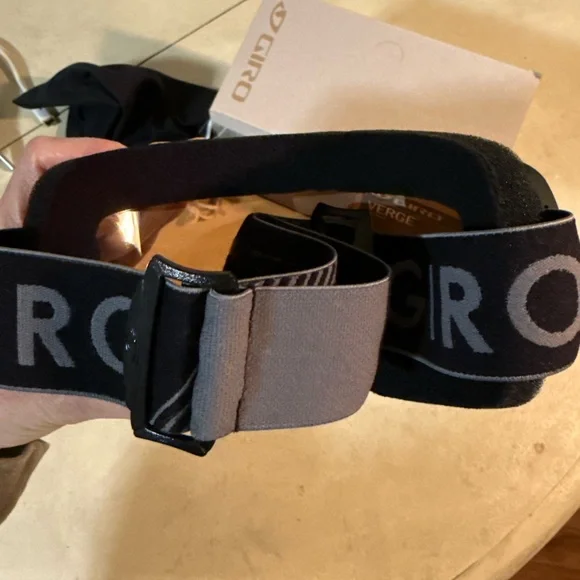 Giro Black Frame Ski/Snow Goggles with Dark Tinted Lens - Picture 3 of 4